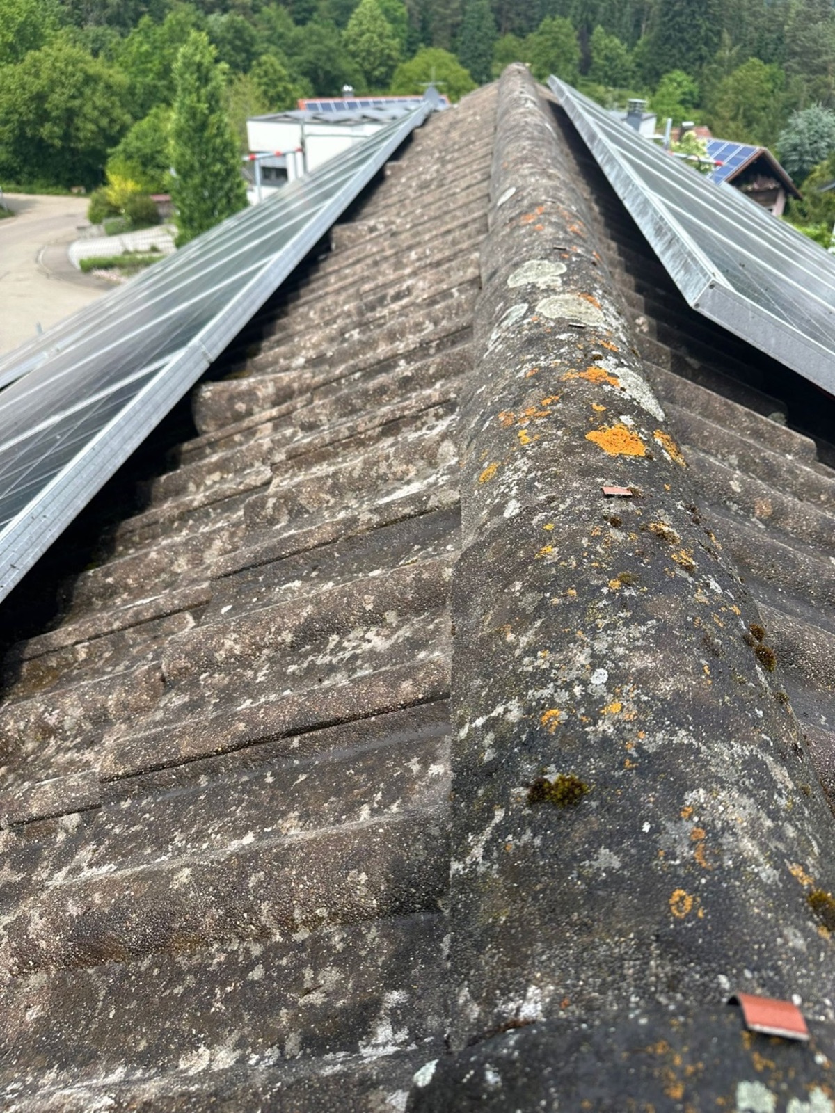 Dachfirst mit Solaranlage – vorher