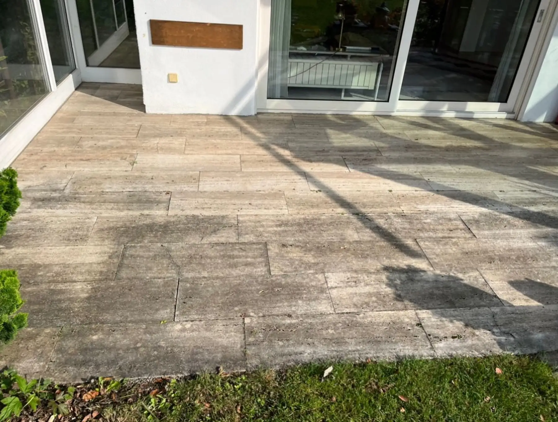 Travertin-Terrasse in Ulm, vor der Reinigung